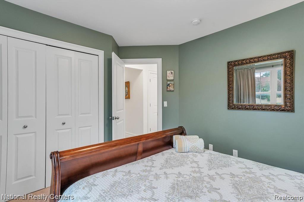 581 VILLAGE Lane, Milford, MI 48381 — Photo 19