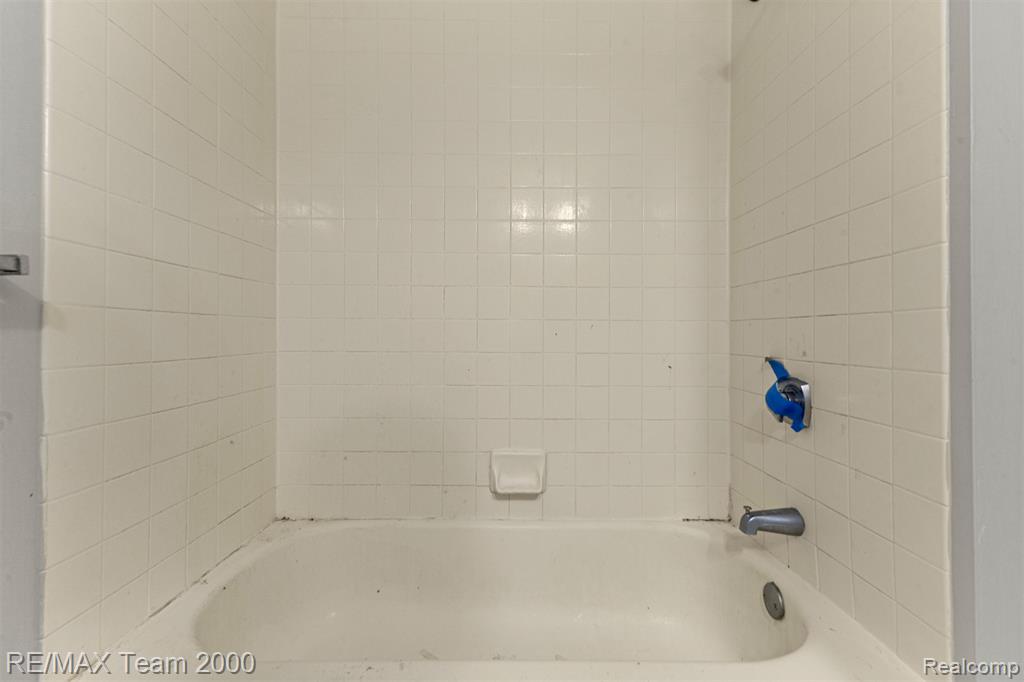 250 E HARBORTOWN Drive, 702, Detroit, MI 48207 — Photo 17