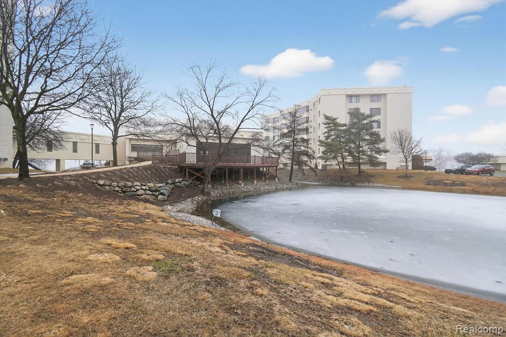 43100 12 Oaks Crescent Drive, 2033, Novi, MI 48377 — Photo 46