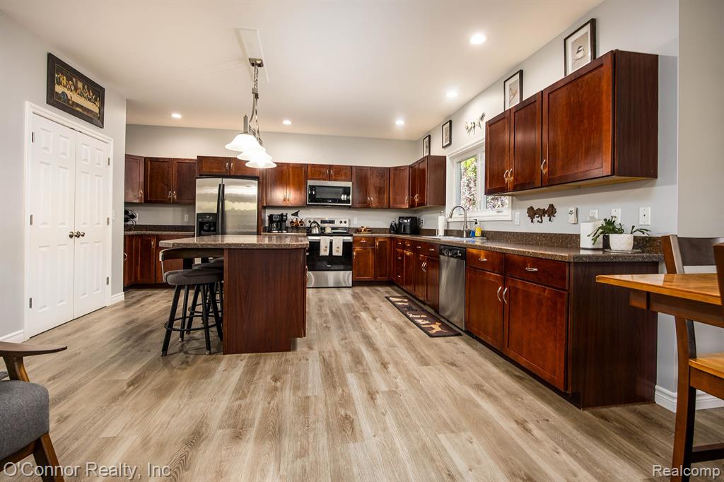 910 Hunter Court, Marysville, MI 48040 — Photo 10