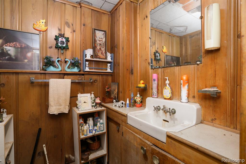 8691 E OUTER Drive, Detroit, MI 48213 — Photo 34