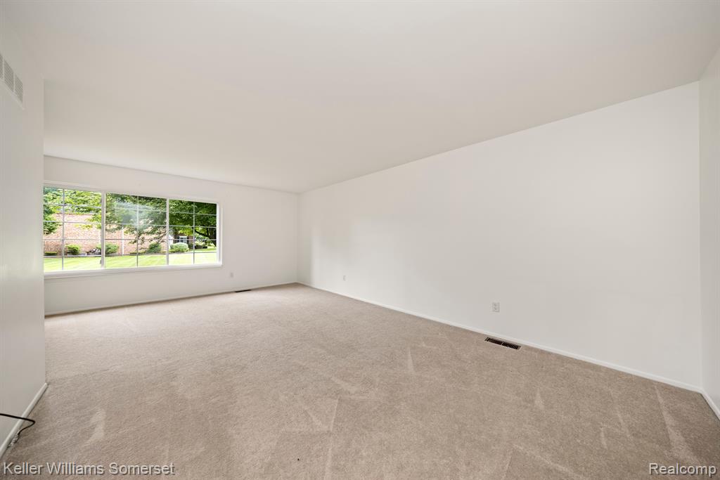 739 E FOX HILLS Drive, Bloomfield Hills, MI 48304 — Photo 4