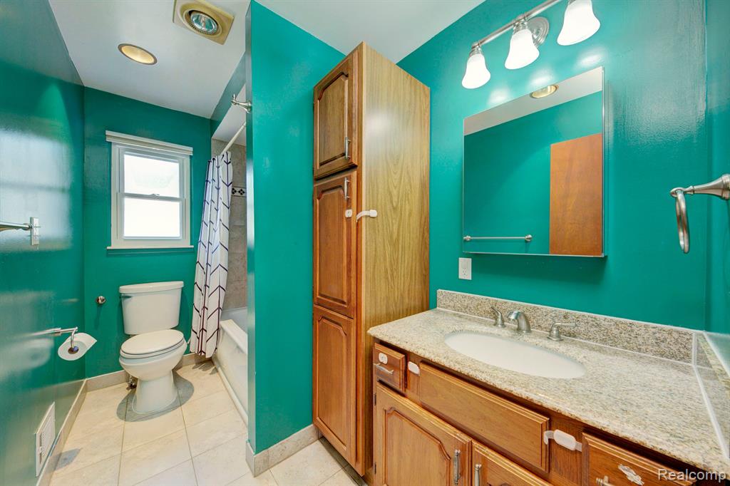 8246 FORREST Drive, Canton, MI 48187 — Photo 17