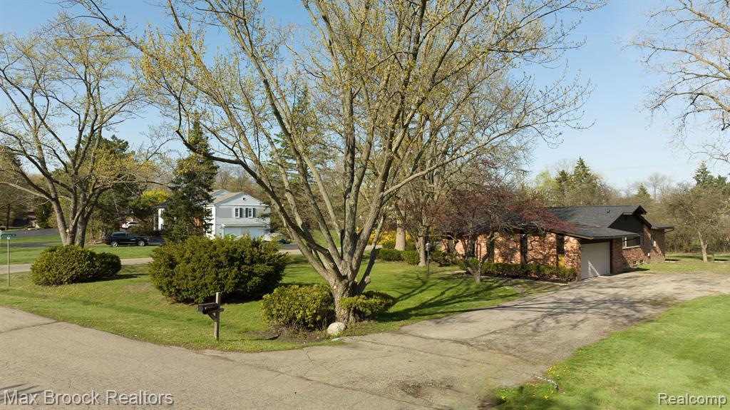 6207 NICHOLAS Drive, West Bloomfield, MI — Photo 2