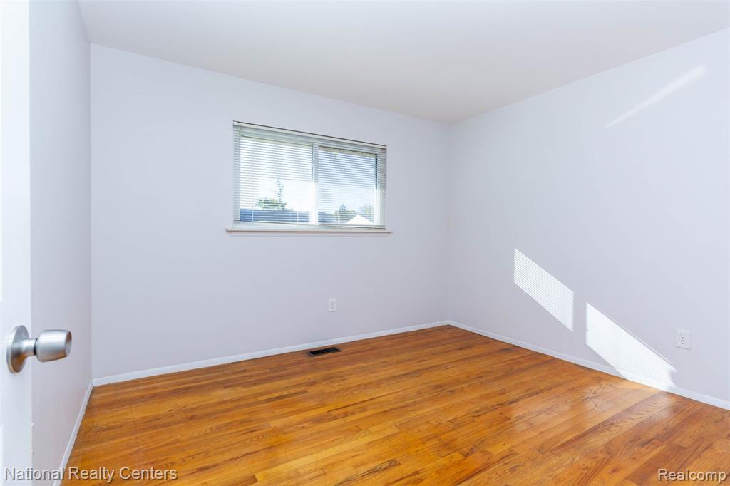 511 S Bryar Street, Westland, MI 48186 — Photo 23