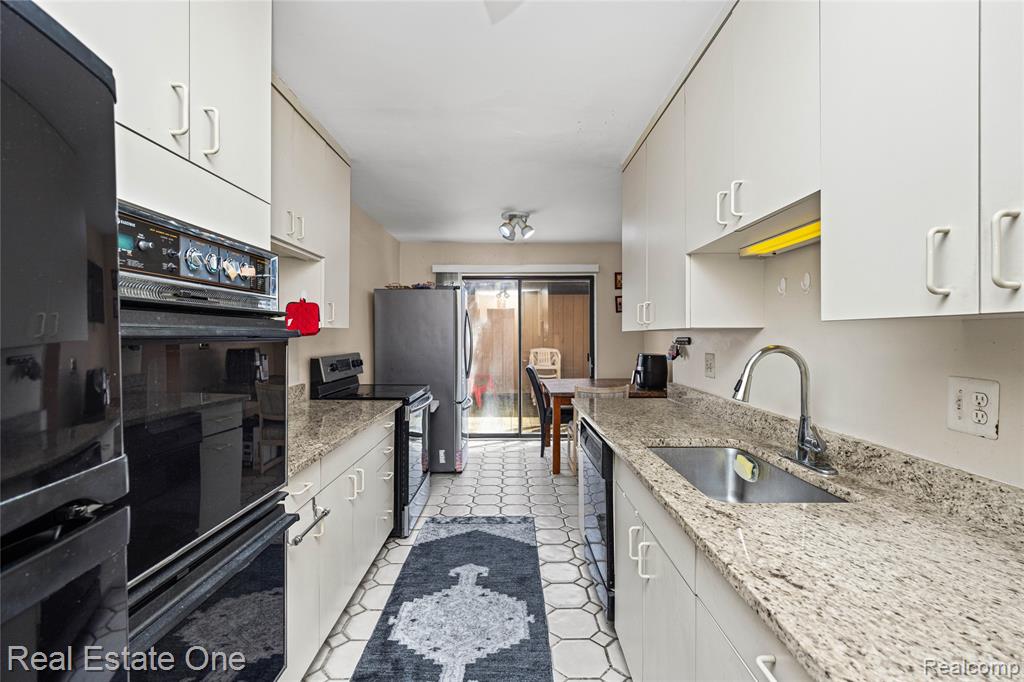 5226 Brett Court, West Bloomfield, MI — Photo 17