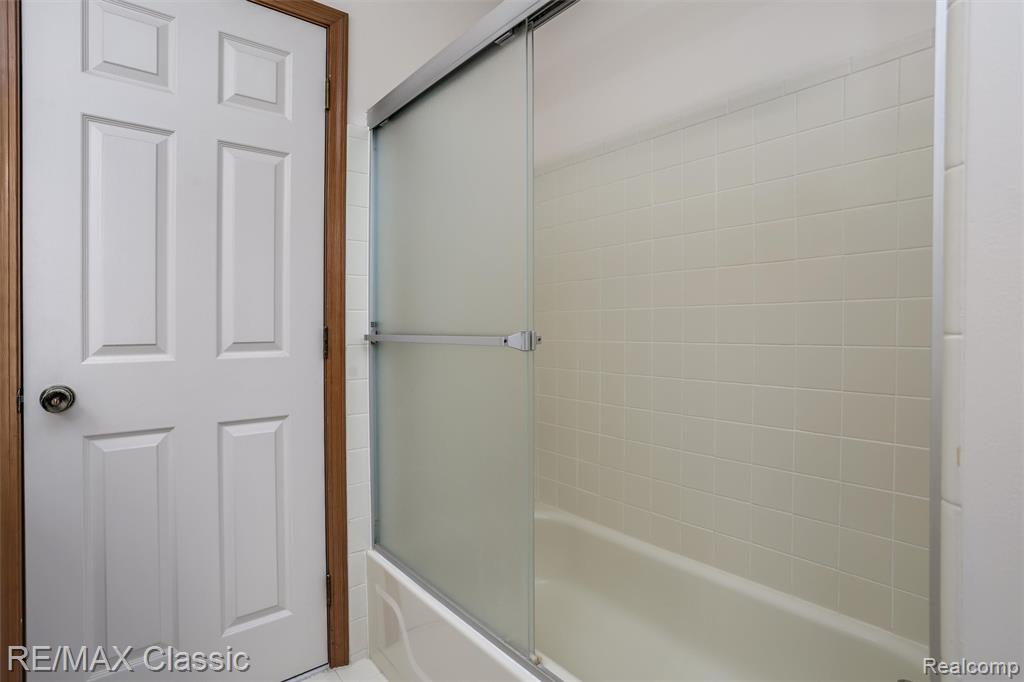 4150 Heatherwood Drive, Commerce Twp, MI 48382 — Photo 27
