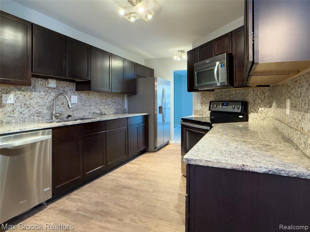 4013 Foxpointe Drive, West Bloomfield, MI 48323 — Photo 2
