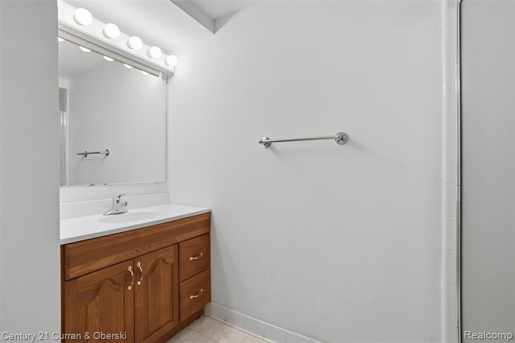 43612 Hoptree Drive, Sterling Heights, MI 48314 — Photo 32