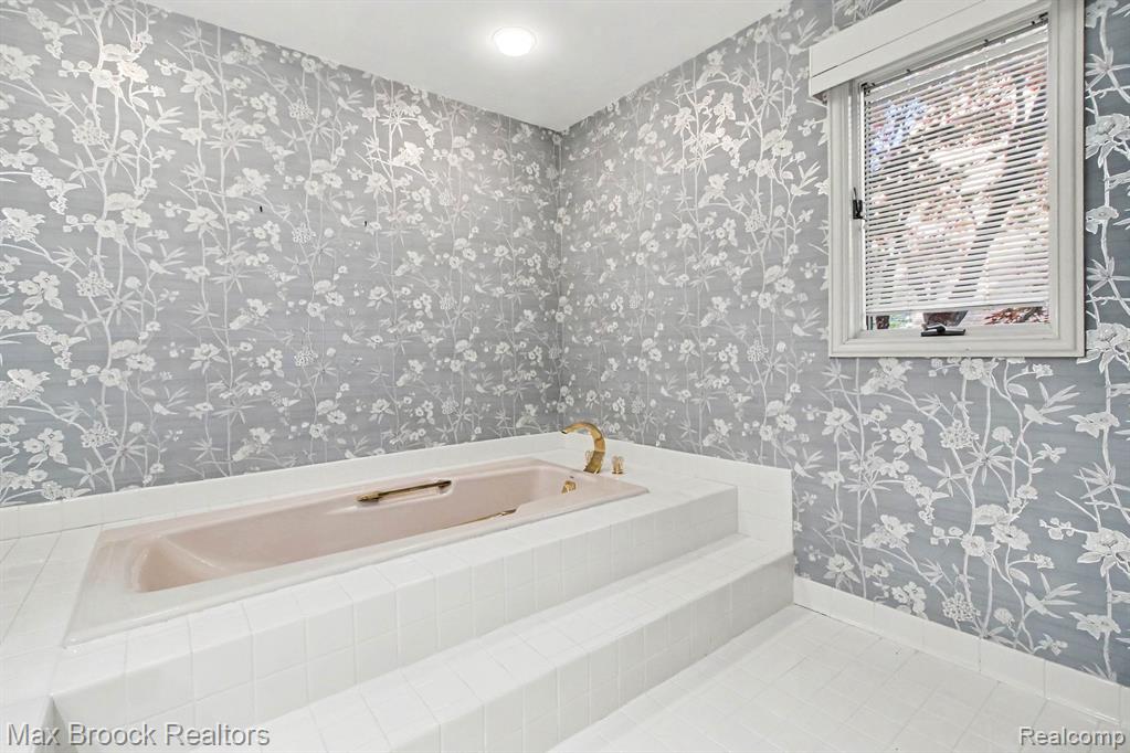 21850 Dover Court, Beverly Hills, MI 48025 — Photo 17