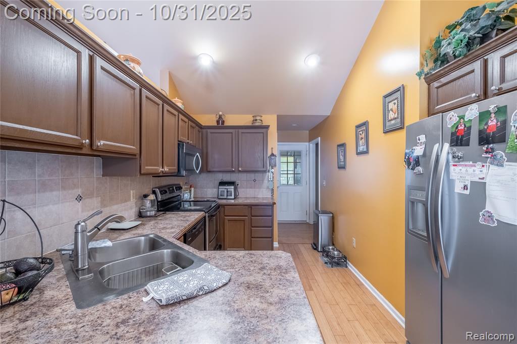 7036 Glen Oak Drive, Grand Blanc, MI 48439 — Photo 11
