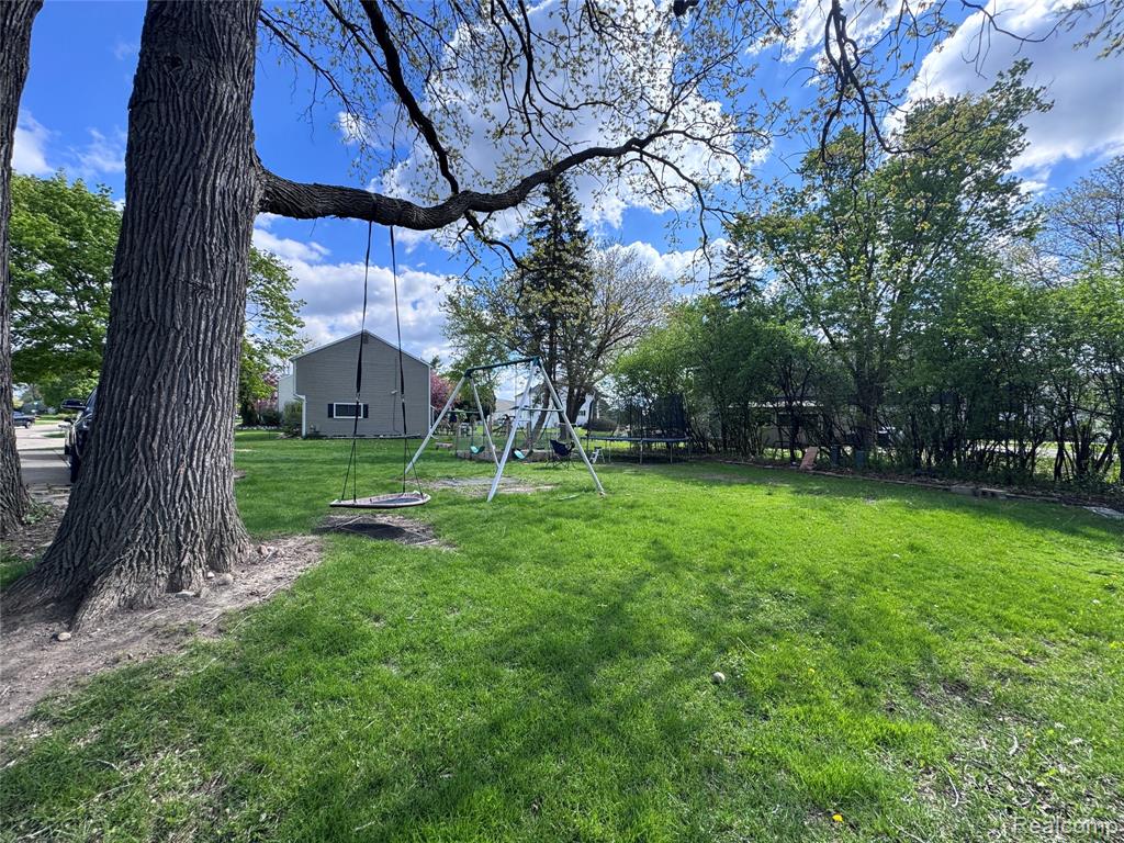 5203 Forestdale Court, West Bloomfield, MI — Photo 40