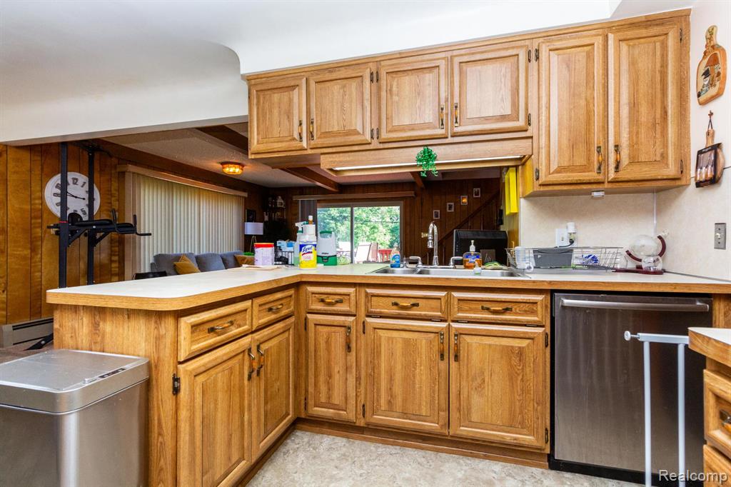 8345 E 14 Mile Road, Sterling Heights, MI 48312 — Photo 10