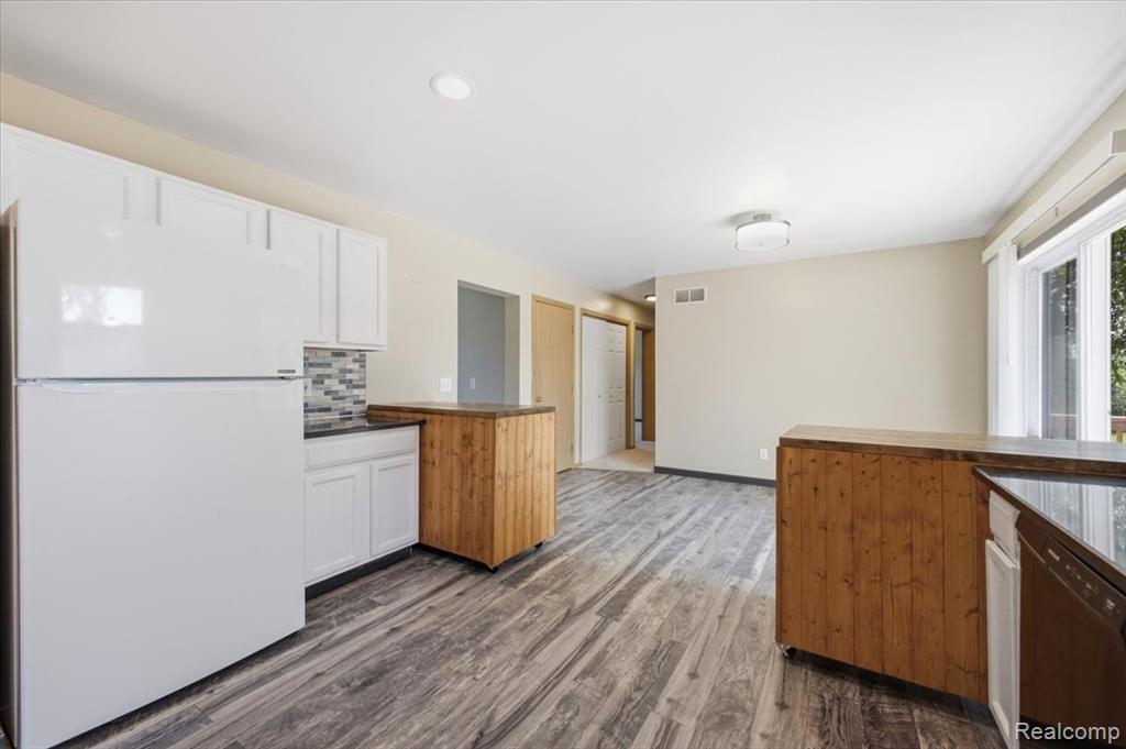 879 Barren Oaks Drive, Pontiac, MI 48341 — Photo 16