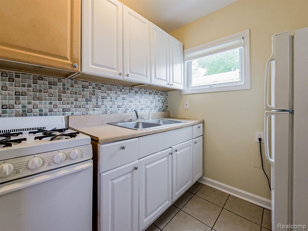 654 HICKORY unit 2 Street, Milford, MI 48381 — Photo 6