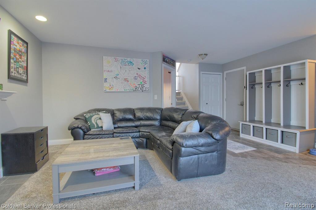 6647 ROBINDALE Drive, Ypsilanti, MI 48197 — Photo 16