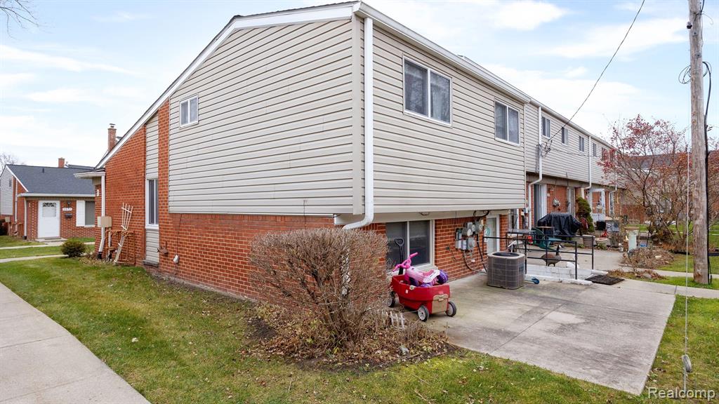 8127 BRISTOL Street, Westland, MI — Photo 3