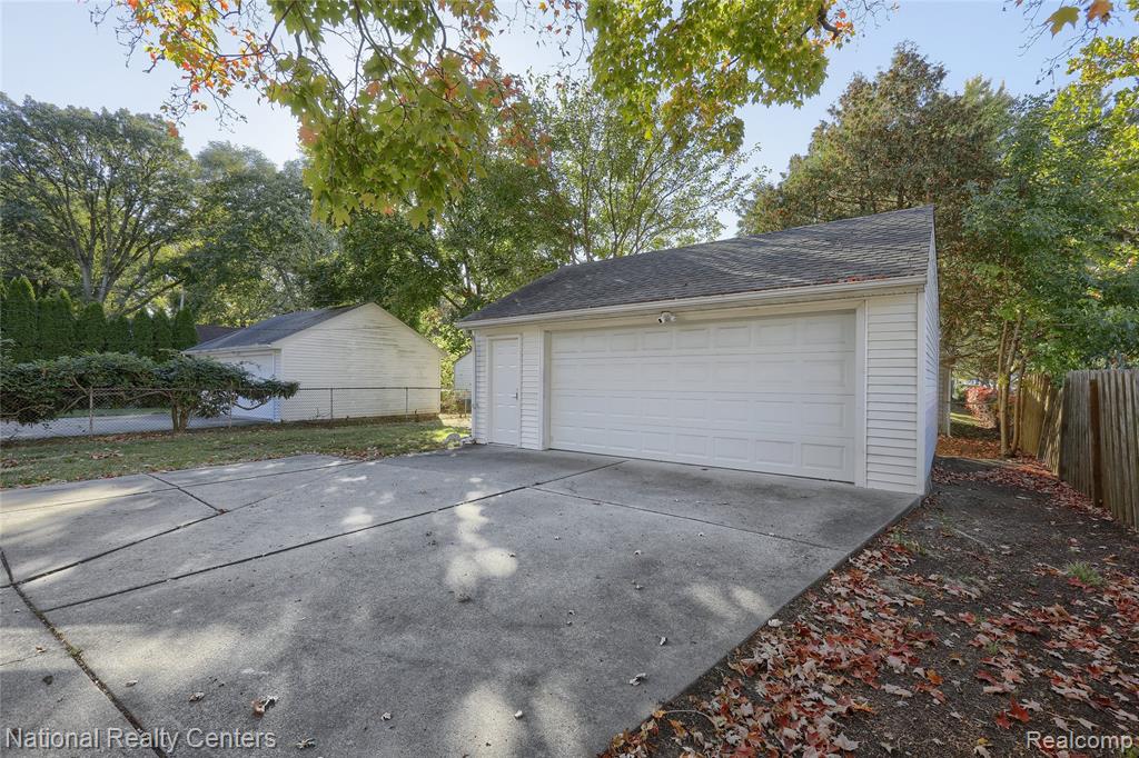 13369 Winchester Avenue, Huntington Woods, MI — Photo 32