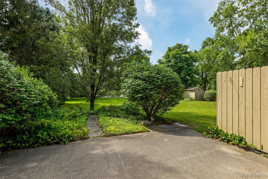 9844 Klais Court, Clarkston, MI 48348 — Photo 26