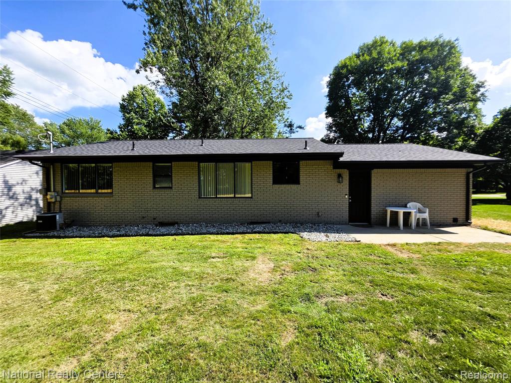 215 Almont Avenue, Almont, MI 48003 — Photo 3