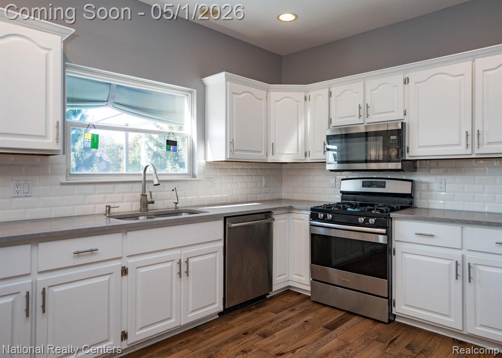 542 Bay Pointe Drive, Oxford, MI 48371 — Photo 16