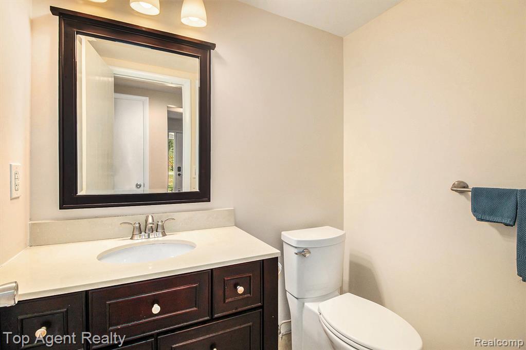3990 Old Creek Road, Troy, MI 48084 — Photo 11
