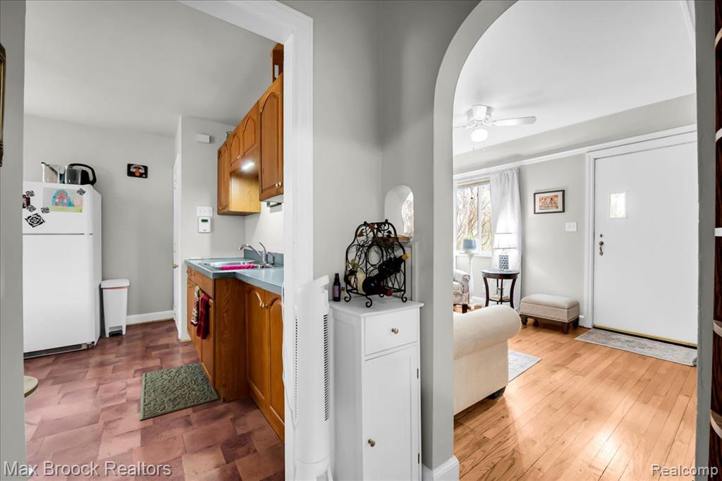2208 Avondale Street, Sylvan Lake, MI 48320 — Photo 3
