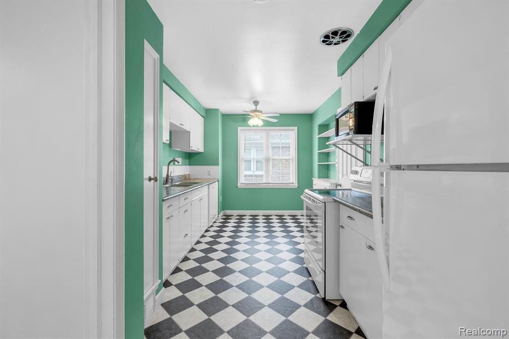 857 HARCOURT Road, Grosse Pointe Park, MI 48230 — Photo 11