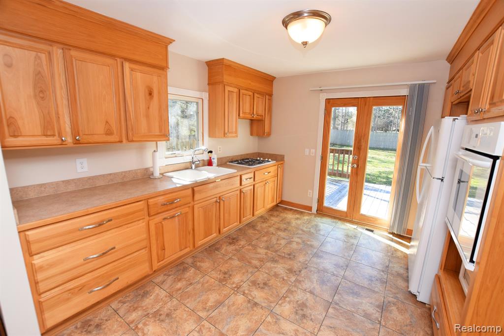 1042 E HOLLYWOOD Boulevard, Clio, MI 48420 — Photo 2