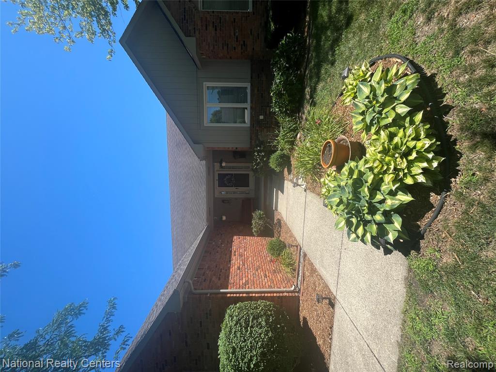 17610 Farmcrest Lane, Northville, MI 48168 — Photo 3