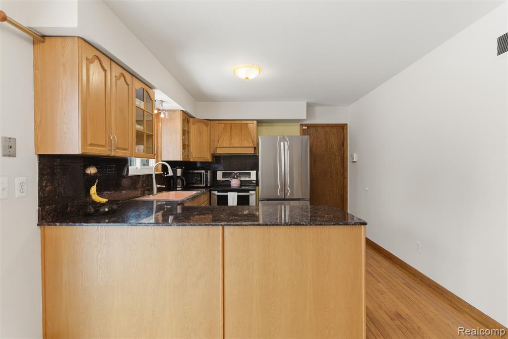 724 W Oxhill Drive, White Lake, MI — Photo 11