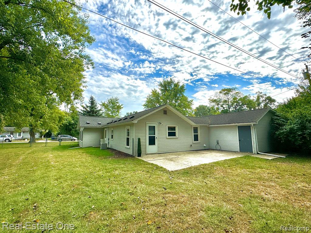 890 FARNSWORTH Road, White Lake, MI — Photo 18