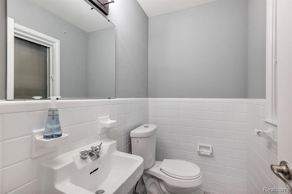 600 WOODCREST Drive, Dearborn, MI 48124 — Photo 9