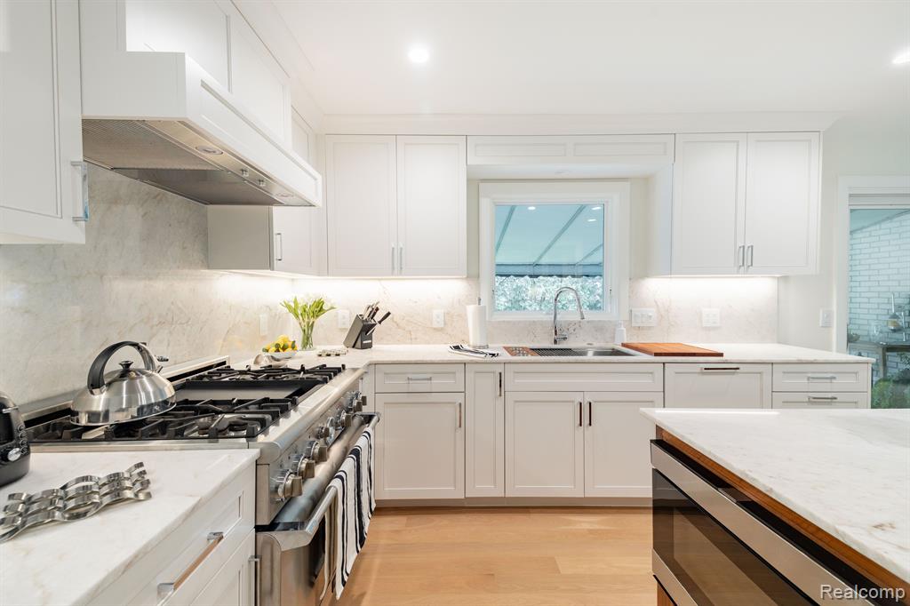 655 CANTERBURY Road, Grosse Pointe Woods, MI 48236 — Photo 16