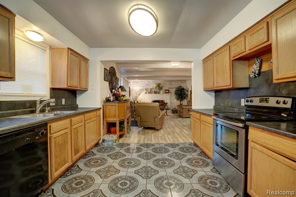 4048 W CARPENTER Road, Flint, MI 48504 — Photo 7