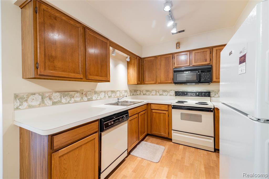 10241 Nancys Boulevard, 56, Grosse Ile, MI 48138 — Photo 14