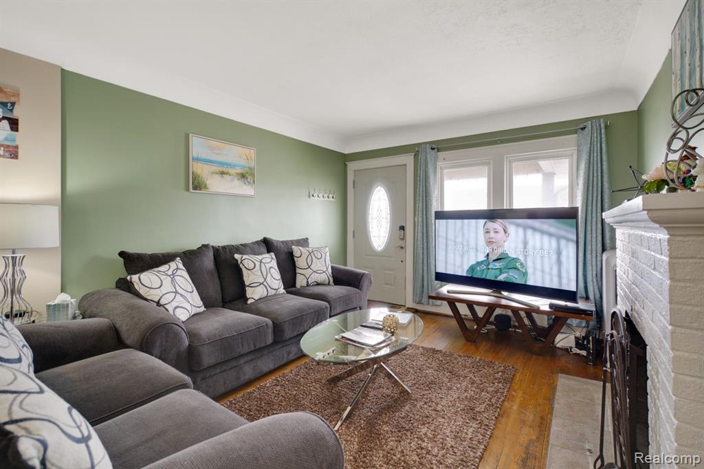 832 Pinecrest Drive E, Fenton, MI 48220 — Photo 2