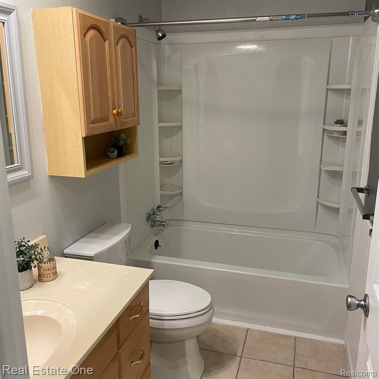 7220 BLUEWATER Drive, Clarkston, MI 48348 — Photo 13