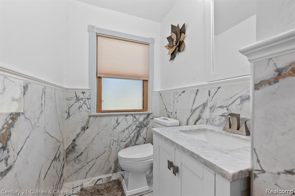 730 WOODCREST Drive, Dearborn, MI 48124 — Photo 16
