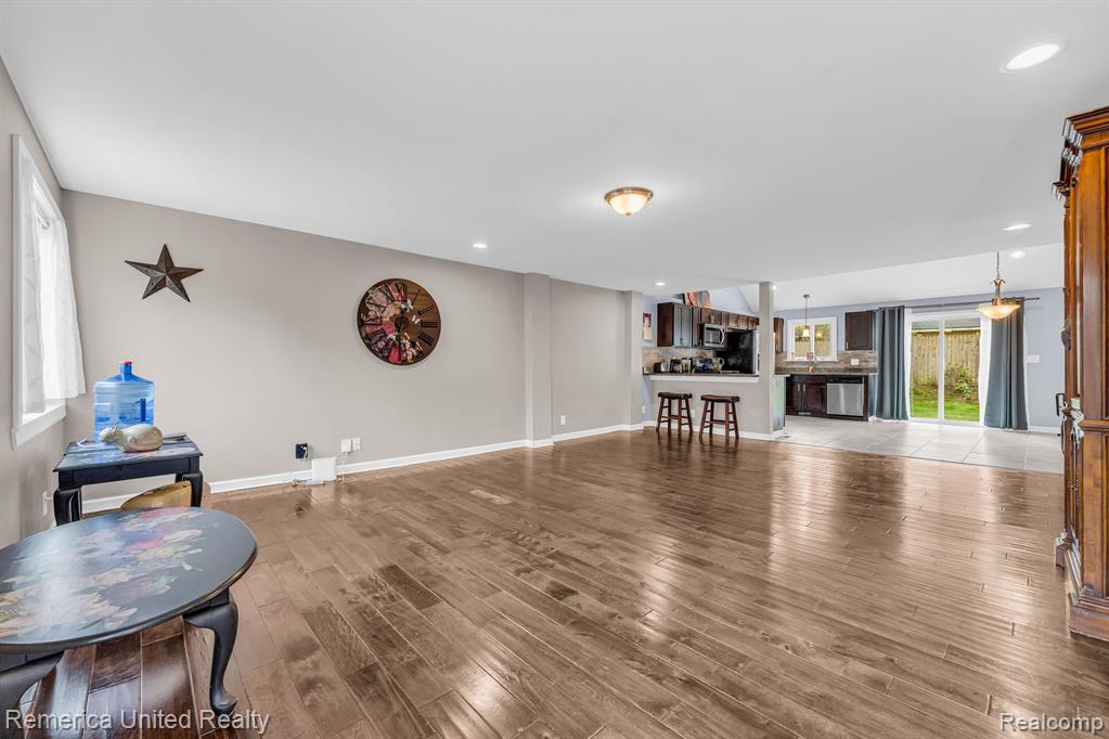 915 BRUSHWOOD Drive, Wolverine Lake, MI 48390 — Photo 2