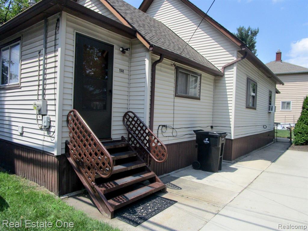 421 POPLAR Street, Wyandotte, MI 48192 — Photo 2