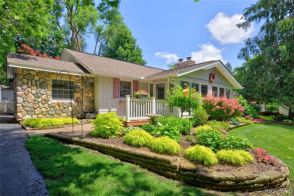 75 W Burdick Street, Oxford, MI 48371 — front exterior