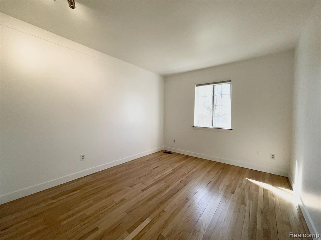 483 FOX HILLS Drive N, Bloomfield Hills, MI 48304 — Photo 16
