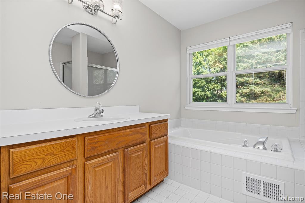 7570 Greenway Lane, West Bloomfield, MI 48324 — Photo 43