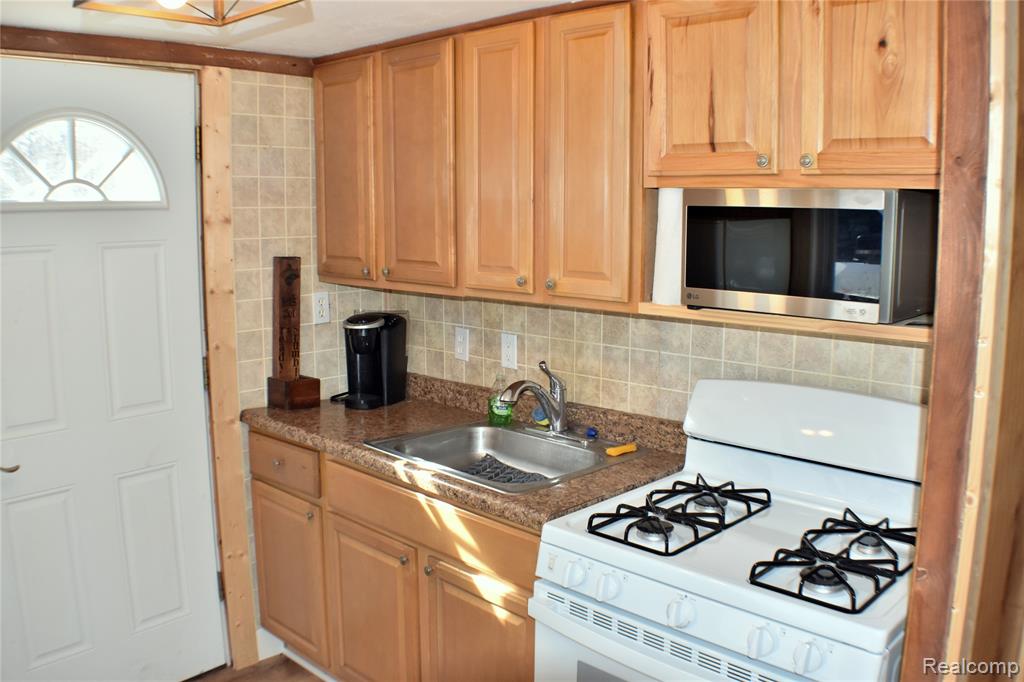 126 Lasalle Avenue, Houghton Lake, MI 48629 — Photo 18