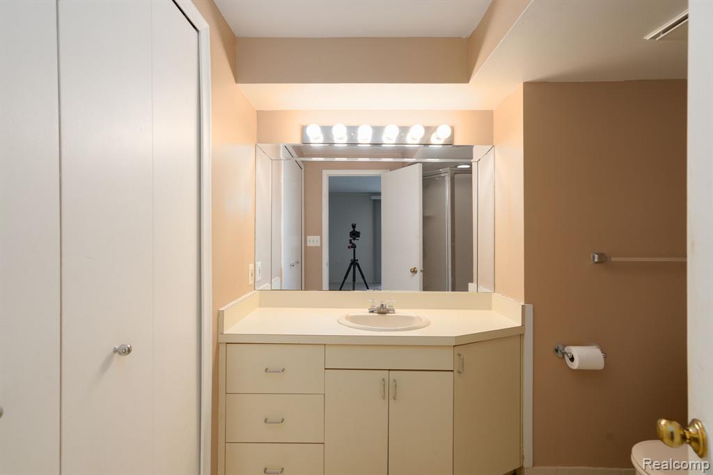 4343 Foxpointe Drive, West Bloomfield, MI 48323 — Photo 37