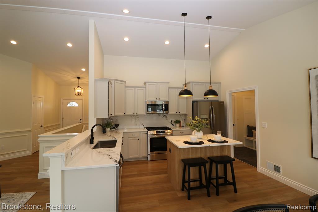 395 GENEVA Court, Howell, MI 48855 — Photo 2