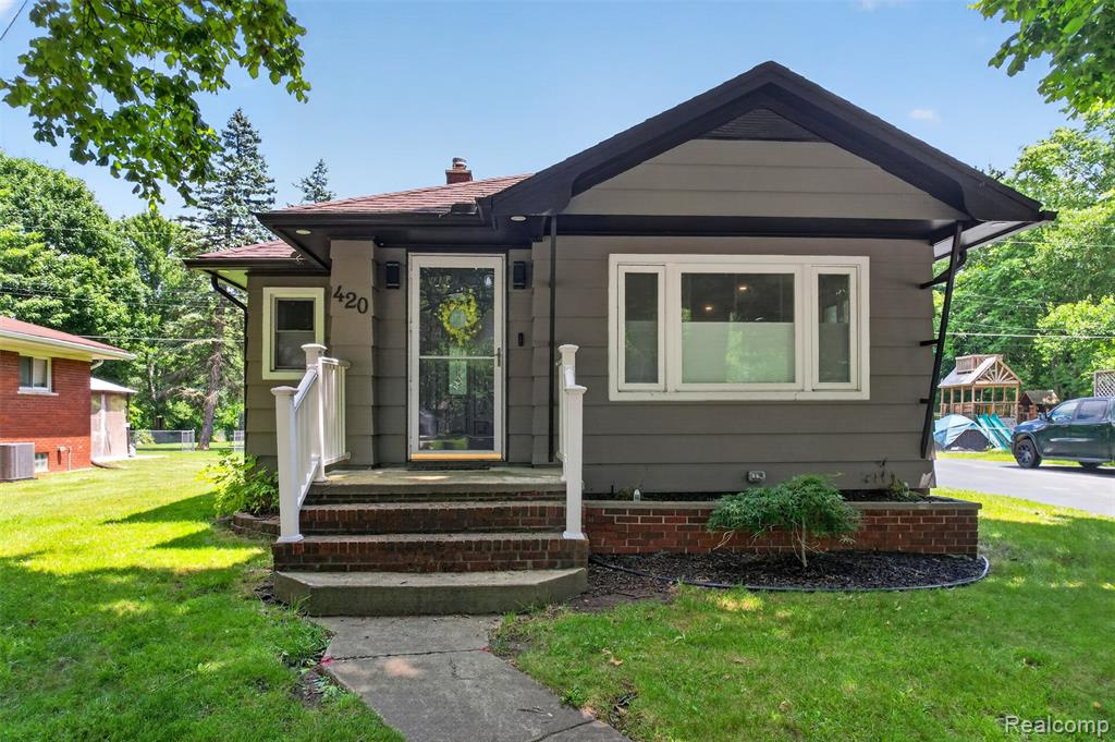 420 N Main Street, Almont, MI 48003 — front exterior
