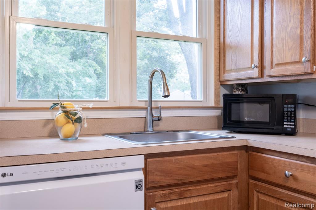 47610 Winthrop Street, Shelby Twp, MI 48317 — Photo 11