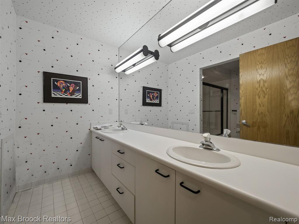 6224 Bromley Court, West Bloomfield, MI — Photo 38